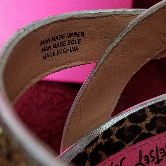 New inBox RARE Orig Betsey Johnson  Pink Bottom T-Strap Gold Silver Heels 5.5, 6 - Picture 11 of 12